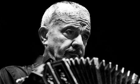 El 11 de marzo en Mar del Plata nacía Astor Piazzolla, el bandoneonista y compositor que dejó su huella en la música. A 100 años de su nacimiento, el mundo lo homenajea. El 11 de marzo en Mar del Plata nacía Astor Piazzolla, el bandoneonista y compositor que dejó su huella en la música. A 100 años de su nacimiento, el mundo lo homenajea.
