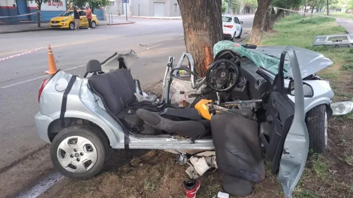 Un automóvil chocó contra un árbol y dos personas perdieron la vida en Córdoba.