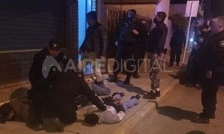 Una vez que concluyeron, los atacantes fueron identificados como tres hombres de 50,24 y 20 años que tenían en su poder un arma de 9mm. Para sorpresa de todos, una mujer que en primer momento fue identificada como una de las rehenes, se encuentra implicada en el robo y tenía en su poder un arma de 38mm. Una vez que concluyeron, los atacantes fueron identificados como tres hombres de 50,24 y 20 años que tenían en su poder un arma de 9mm. Para sorpresa de todos, una mujer que en primer momento fue identificada como una de las rehenes, se encuentra implicada en el robo y tenía en su poder un arma de 38mm.