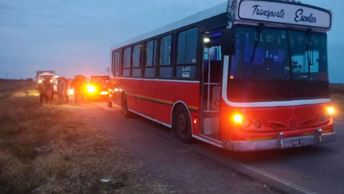 En la mañana del martes, un automovilista atropello a un grupo de 10 estudiantes en la provincia de Santiago del Estero. En la mañana del martes, un automovilista atropello a un grupo de 10 estudiantes en la provincia de Santiago del Estero.