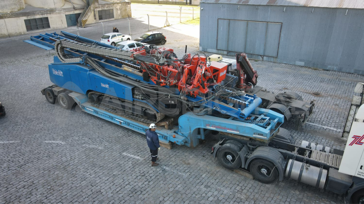 Esta es la máquina que se utilizará para realizar la perforación horizontal dirigida entre El Chaquito y San José del Rincón. Esta es la máquina que se utilizará para realizar la perforación horizontal dirigida entre El Chaquito y San José del Rincón.