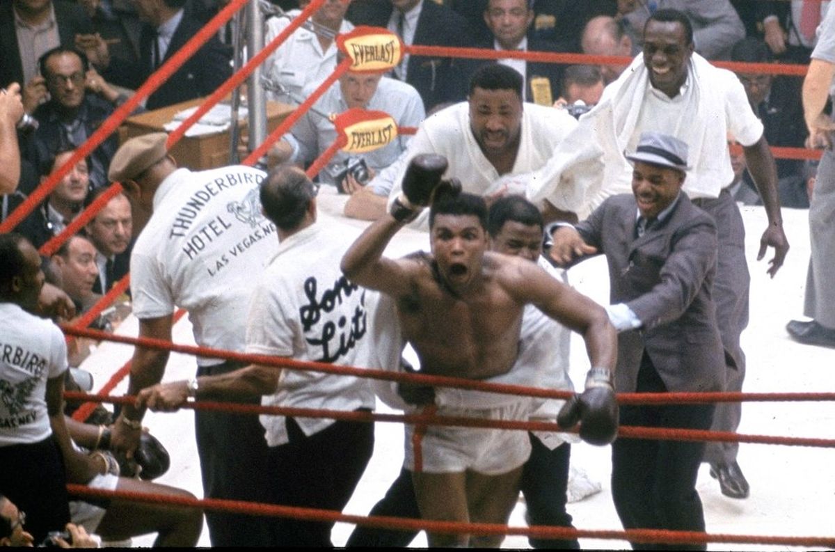 El martes 25 de febrero de 1964, en el Convention Center de Miami, le GKOT 7 a Charles Sonny Liston y, con 22 años, un mes y ocho días, se coronó campeón mundial por primera vez. Cuando finalizó la pelea, corrió por el ring gritando “¡Eat your words!”, “¡I shook up the world!” y “I’m The Greatest!”(“¡Cómanse sus palabras”, ¡”Conmoví al mundo!” y “Soy El Más Grande!”) a todos los periodistas que habían pronosticado su derrota.