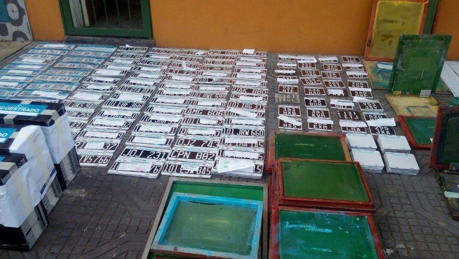 Una banda que fabricaba sus propias patentes para armar autos truchos