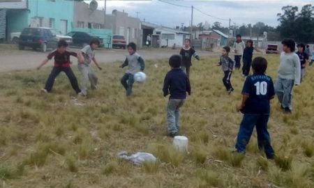 Un entrenador abusaba de 3 nenes y les regalaba botines, camisetas y hasta un celular para que no hablaran Un entrenador abusaba de 3 nenes y les regalaba botines, camisetas y hasta un celular para que no hablaran