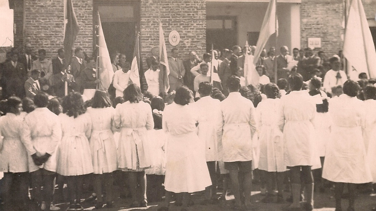 25 DE AGOSTO DE 1943. CRUZADA DE LA ARGENTINIDAD. En Maciá fueron recibidos por el Club Social (Centro Dep. y Cult. Belgrano). Fotografía Archivo Mario D. Carruego. 25 DE AGOSTO DE 1943. CRUZADA DE LA ARGENTINIDAD. En Maciá fueron recibidos por el Club Social (Centro Dep. y Cult. Belgrano). Fotografía Archivo Mario D. Carruego.
