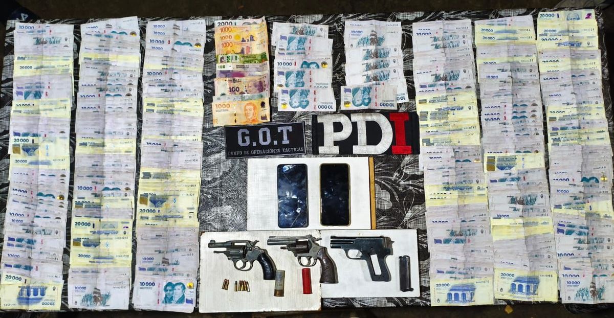 La investigación concluyó con 16 personas detenidas, tres aprehendidas y el secuestro de armas, estupefacientes y una importante suma de dinero en efectivo. La investigación concluyó con 16 personas detenidas, tres aprehendidas y el secuestro de armas, estupefacientes y una importante suma de dinero en efectivo.