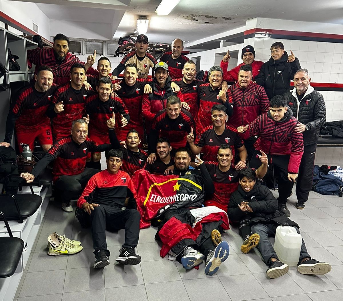 Colón se quedó con el clásico ante Unión en la senior: el partido se suspendió en el primer tiempo por una agresión de un jugador del Tatengue al árbitro.