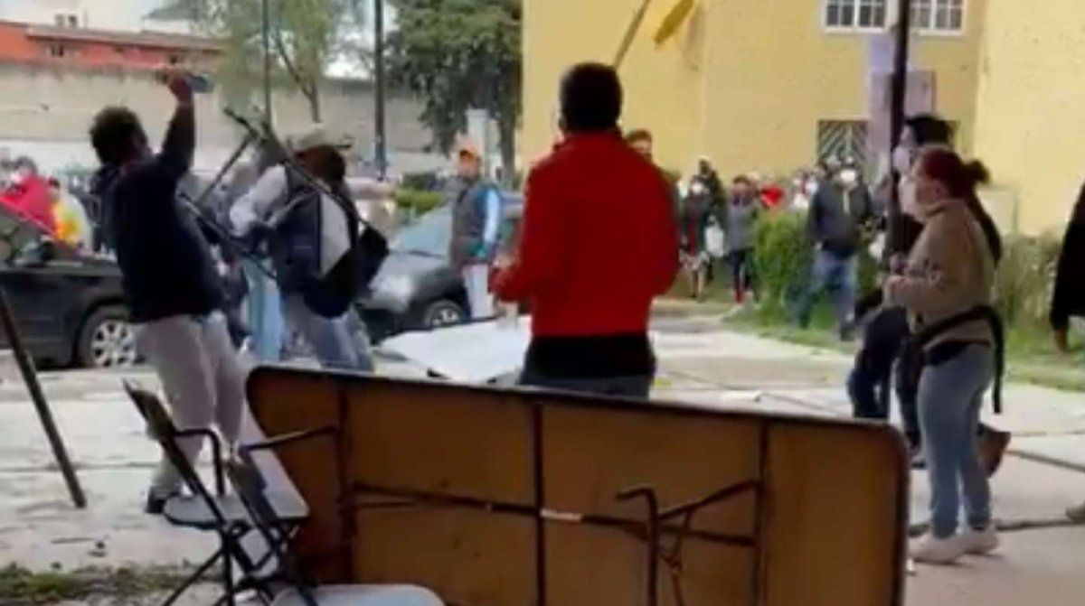 Disturbios en la casilla electoral ubicada en la Unidad Habitacional Lázaro Cárdenas, Metepec, México.