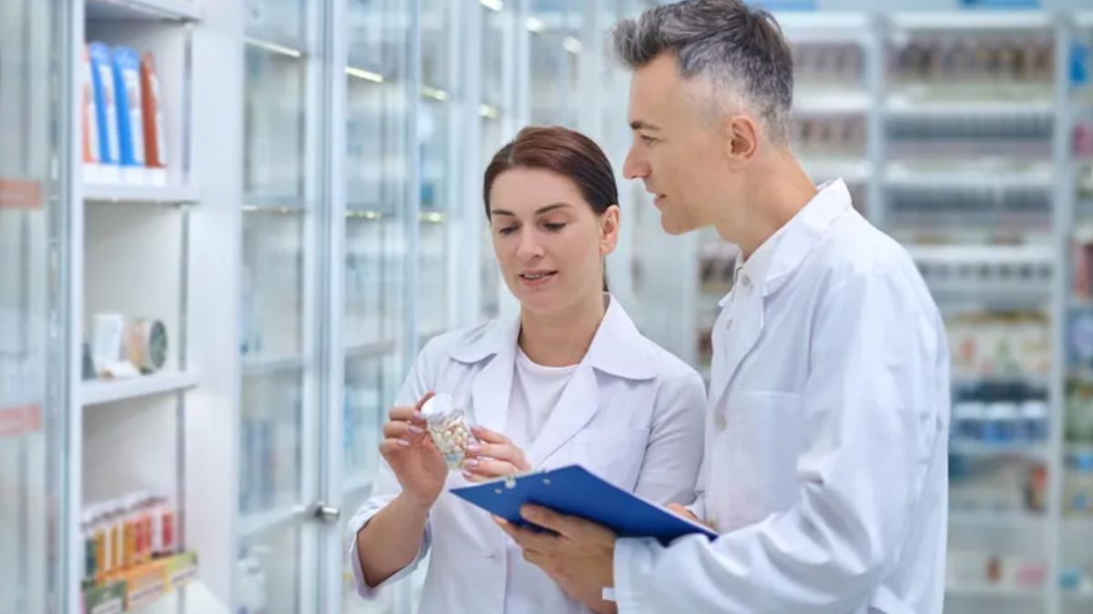 Desde su lugar, cada farmacéutico cumple un rol silencioso pero indispensable en la promoción de la salud y el uso responsable de los medicamentos. Desde su lugar, cada farmacéutico cumple un rol silencioso pero indispensable en la promoción de la salud y el uso responsable de los medicamentos.