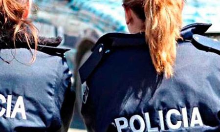 Condenaron en Chubut a una mujer policía que obligó a detenidas a desnudarse y hacer sentadillas. Condenaron en Chubut a una mujer policía que obligó a detenidas a desnudarse y hacer sentadillas.