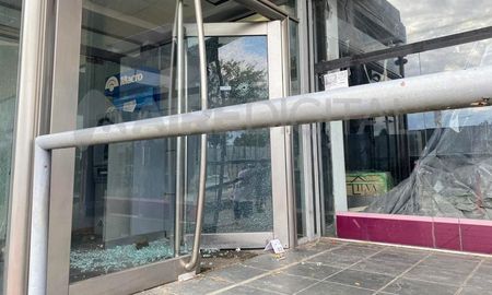 Así quedó la entrada al cajero del banco Macro atacado en Rosario. Así quedó la entrada al cajero del banco Macro atacado en Rosario.