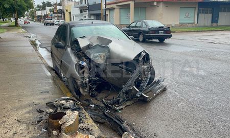 Ciudad de Santa Fe: un auto embistió una columna que se cayó sobre la vereda Ciudad de Santa Fe: un auto embistió una columna que se cayó sobre la vereda
