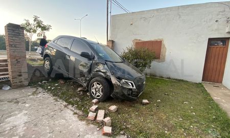 Un auto terminó incrustado en el frente de una casa en la Ruta Provincial N° 1. Un auto terminó incrustado en el frente de una casa en la Ruta Provincial N° 1.