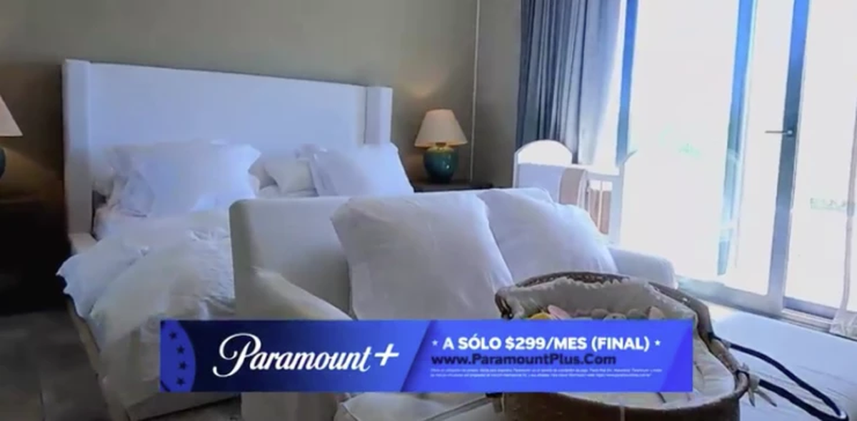 La habitación de la pareja tiene un amplio ventanal con una gran vista privilegiada al parque y lago.