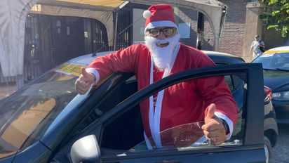 Un taxista de Santa Fe se vistió de Papá Noel con el objetivo de regalar sonrisas a sus pasajeros