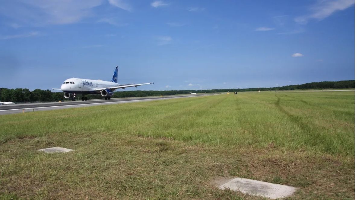 Las tumbas de Daniel Hueston y de John Dotson, familiares de Richard y Catherine, también permanecen en sus lugares originales de sepultura en el Aeropuerto de Savannah. Están fuera de la pista, en el costado norte de la misma, sobre el césped. Las tumbas de Daniel Hueston y de John Dotson, familiares de Richard y Catherine, también permanecen en sus lugares originales de sepultura en el Aeropuerto de Savannah. Están fuera de la pista, en el costado norte de la misma, sobre el césped.