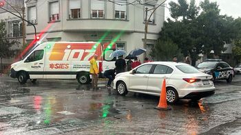 Un auto y una bicicleta chocaron en pleno diluvio en barrio Candioti Sur