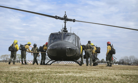 A los 20 brigadistas se le suma un avión vigía, un helicóptero y dos aviones hidrantes A los 20 brigadistas se le suma un avión vigía, un helicóptero y dos aviones hidrantes