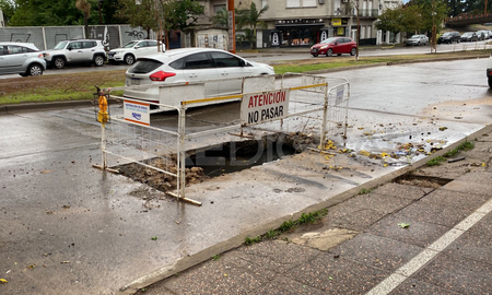 El hundimiento se registra en Bulevar Gálvez 900, a metros del ingreso al Puente Oroño. El hundimiento se registra en Bulevar Gálvez 900, a metros del ingreso al Puente Oroño.