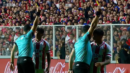 altText(Picante cruce cara a cara del árbitro Fernando Espinoza con un jugador de Unión)}