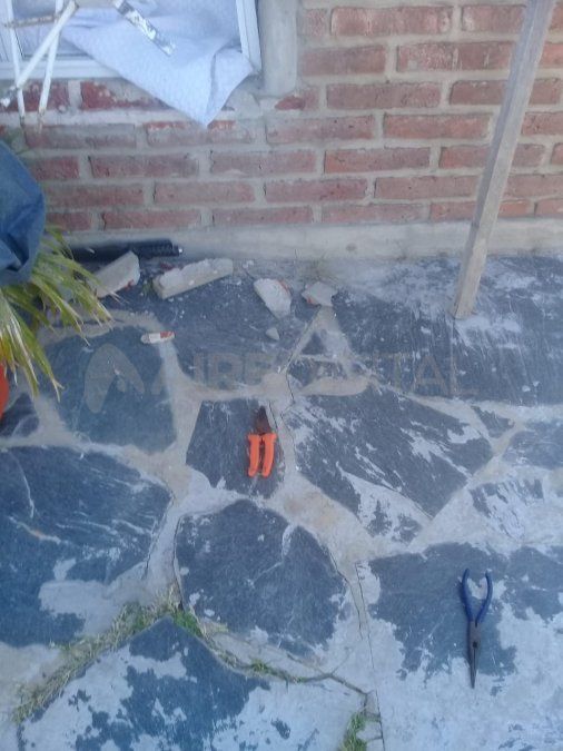 Los delincuentes rompieron la reja de una de las ventanas de una casa y robaron elementos de valor.