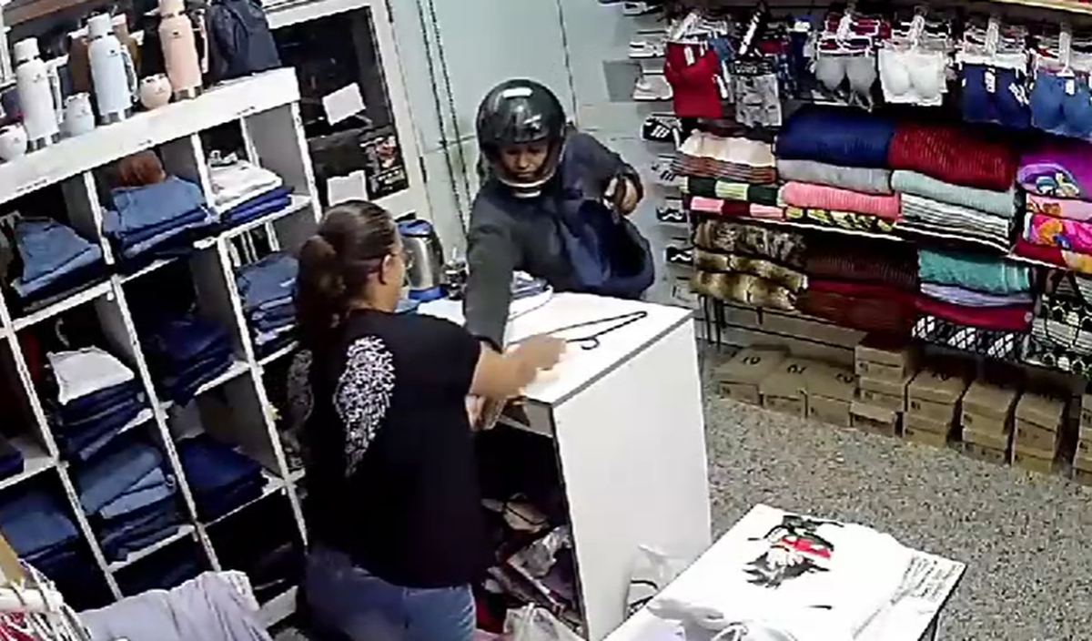 El violento robo quedó registrado en las cámaras de seguridad del local.