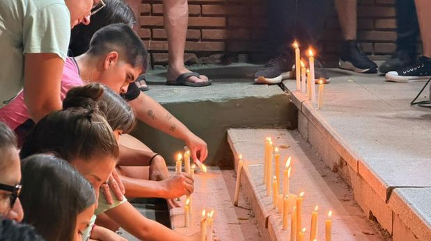 Lunes 30 de marzo. Velas y vigilia en la puerta de la escuela Mariano Moreno, en San Cristóbal.