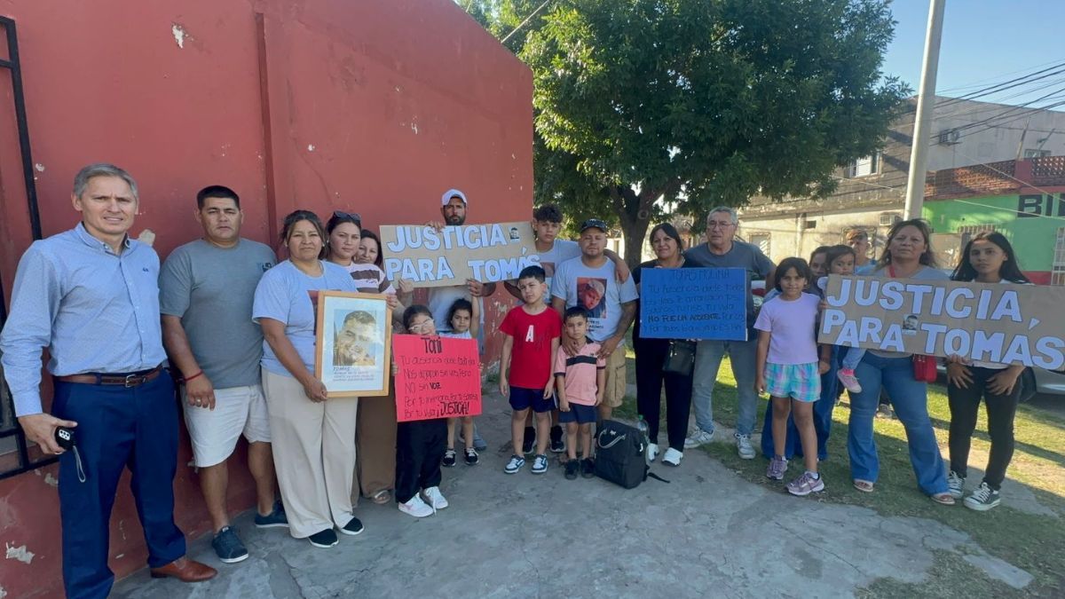 Familiares y amigos de Tom&aacute;s Molinas, en la esquina de Alberti y Pe&ntilde;aloza.
