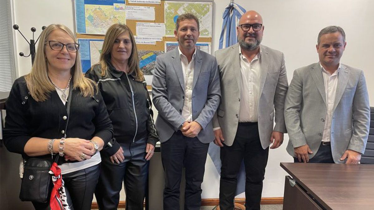 El grupo de concejales y concejalas – Adriana Molina, Leandro González, Silvina CIan y Carlos Suárez- se reunió en Buenos Aires con Pugnaloni. El grupo de concejales y concejalas – Adriana Molina, Leandro González, Silvina CIan y Carlos Suárez- se reunió en Buenos Aires con Pugnaloni.