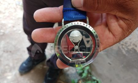 el kinesiologo de colon regalo su medalla a la familia del hincha que murio en asuncion el kinesiologo de colon regalo su medalla a la familia del hincha que murio en asuncion