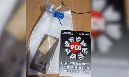 Al detenido también se le secuestró un teléfono celular Al detenido también se le secuestró un teléfono celular