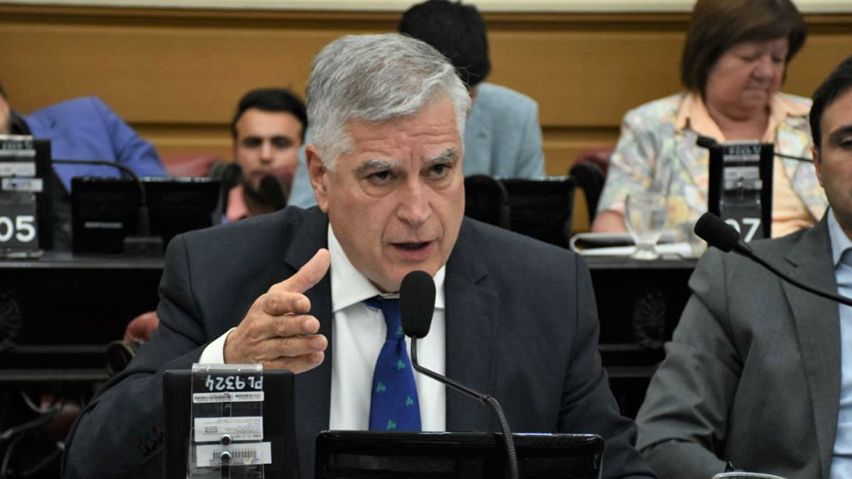 El diputado Carlos Gutiérrez que integra el bloque Hacemos Coalición Federal presidido por Miguel Pichetto fue escrachado en la terminal de ómnibus de Río Cuarto. El diputado Carlos Gutiérrez que integra el bloque Hacemos Coalición Federal presidido por Miguel Pichetto fue escrachado en la terminal de ómnibus de Río Cuarto.