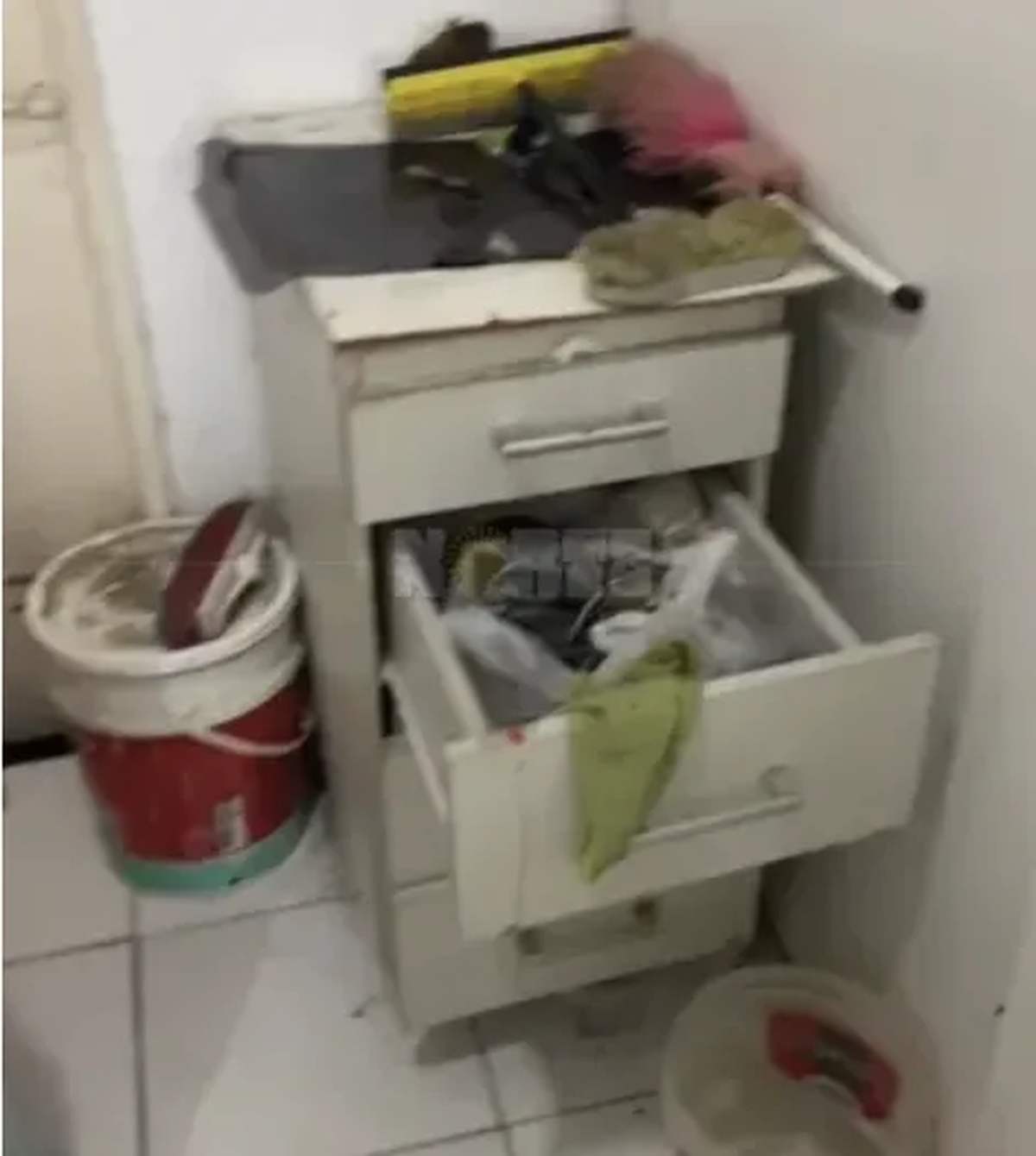 Dentro de este cajón, entre cables y papeles, encontraron al bebé abandonado. Seguía con vida. Dentro de este cajón, entre cables y papeles, encontraron al bebé abandonado. Seguía con vida. 