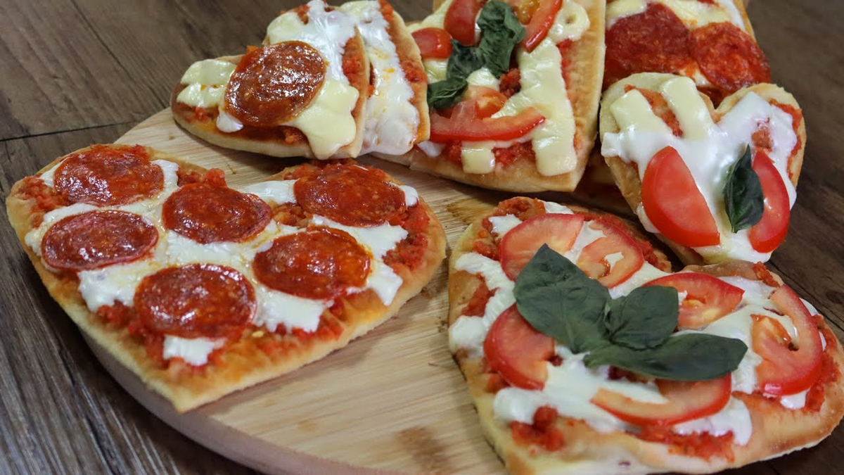 Las pizzetas corazón son ideales para hacer en casa y sorprender a tu pareja en este San Valentín. Las pizzetas corazón son ideales para hacer en casa y sorprender a tu pareja en este San Valentín.