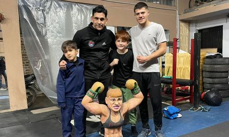 El enorme legado de Locomotra Oliveras en el gimnasio social de barrio Alfonso, que espera todos los días buenas noticias sobre el estado de salud de la campeona.