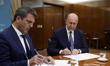 El acuerdo fue firmado por el ministro de Economía de la Nación y el gobernador de Santa Fe. El acuerdo fue firmado por el ministro de Economía de la Nación y el gobernador de Santa Fe.