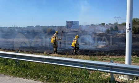 Autopista Santa Fe-Rosario: calzada reducida por importante incendio de pastizales Autopista Santa Fe-Rosario: calzada reducida por importante incendio de pastizales