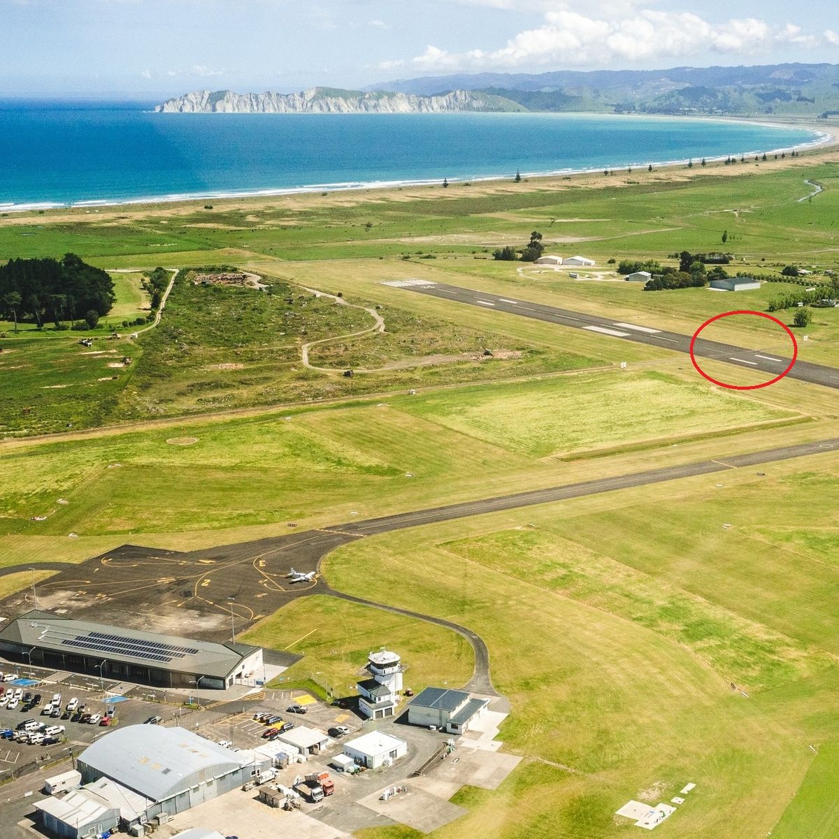 El aeropuerto (con el cruce de la vía con la pista en el círculo) se ubica en el suburbio de Elgin a 4,2 kilómetros al oeste del centro de la ciudad de Gisborne, frente a Poverty Bay. El predio cubre un área de casi 160 hectáreas. Además, cuenta con tres pistas de césped. El aeropuerto (con el cruce de la vía con la pista en el círculo) se ubica en el suburbio de Elgin a 4,2 kilómetros al oeste del centro de la ciudad de Gisborne, frente a Poverty Bay. El predio cubre un área de casi 160 hectáreas. Además, cuenta con tres pistas de césped.