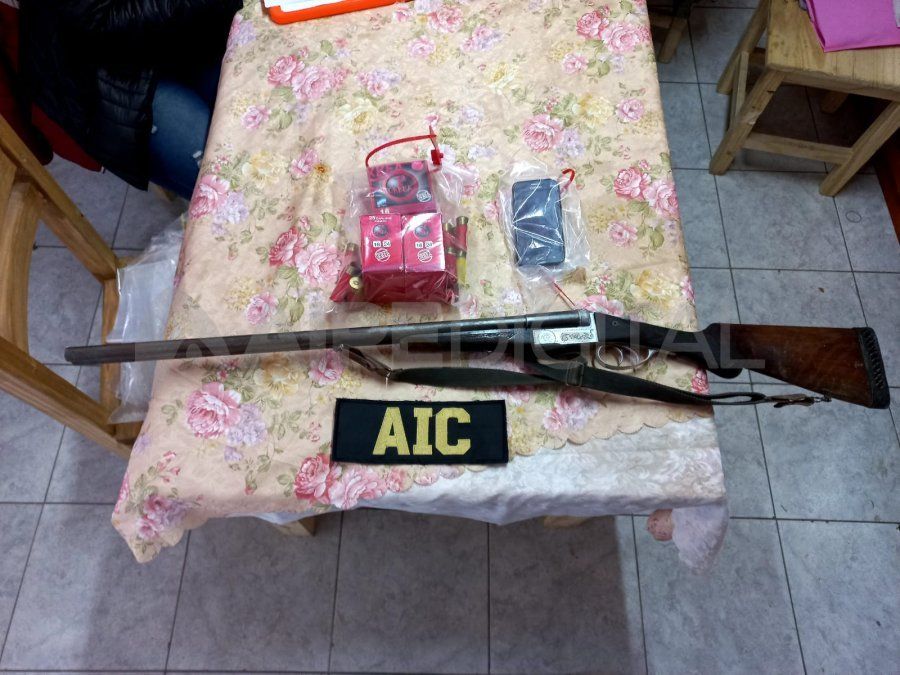 En uno de los allanamientos, la Agencia de Investigación Criminal secuestró un arma de fuego, cartuchos y un teléfono celular.