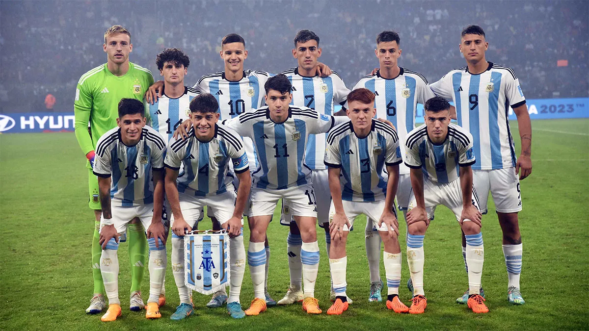 La Selección Argentina empezó con el pie derecho su participación en el Mundial Sub 20 que se juega en el país al vencer a Uzbekistán por 2 a 1 con goles de Alejo Véliz y Valentín Carboni.