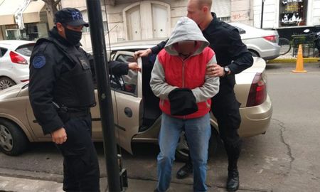 Tras ser detenido, el santafesino involucrado fue trasladado hasta la Delegación Santa Fe de la Policía Federal. Tras ser detenido, el santafesino involucrado fue trasladado hasta la Delegación Santa Fe de la Policía Federal.