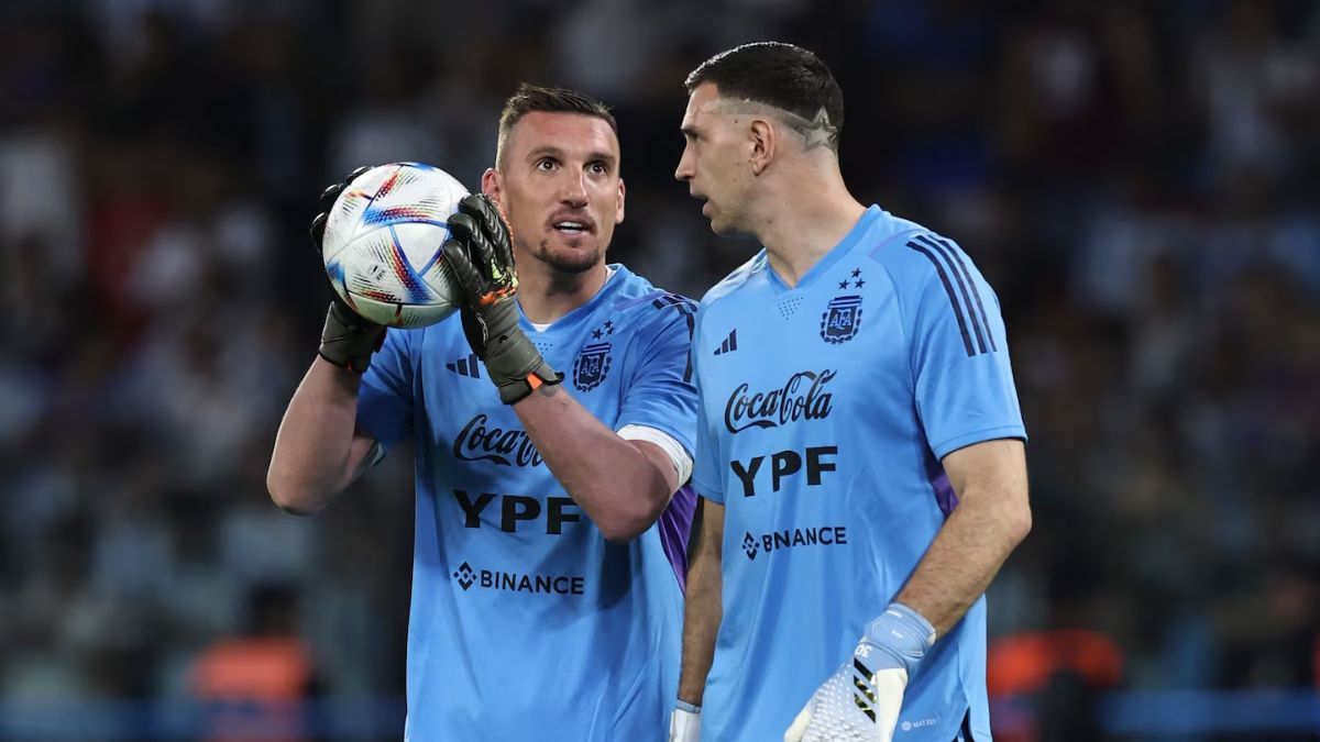 Dibu Martínez eligió a Franco Armani como el mejor arquero de la historia del fútbol argentino. Dibu Martínez eligió a Franco Armani como el mejor arquero de la historia del fútbol argentino. 