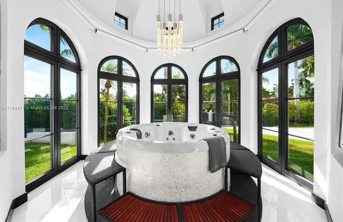 La mansión del Kun Agüero cuenta con un lujoso sauna con vistas al jardín.