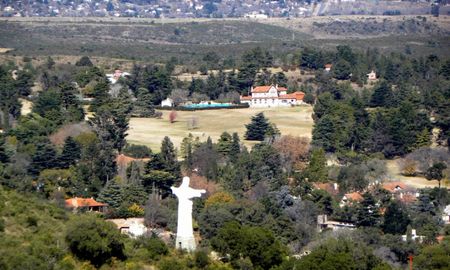 La Cumbre ofrece una propuesta única para quienes buscan disfrutar de deportes al aire libre en un paisaje de montaña inigualable. La Cumbre ofrece una propuesta única para quienes buscan disfrutar de deportes al aire libre en un paisaje de montaña inigualable.