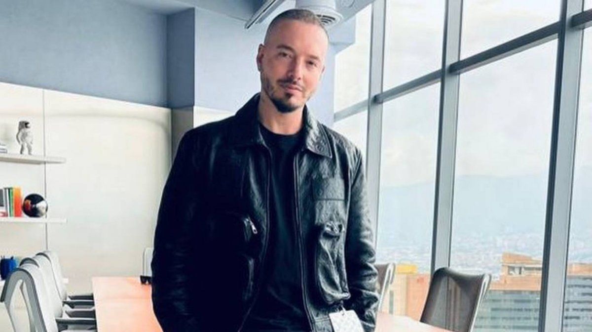 J Balvin saludó a cada fan que se acercó a saludarlo.