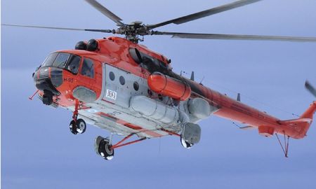 rescatistas llegaron hasta el helicoptero de la comitiva presidencial rescatistas llegaron hasta el helicoptero de la comitiva presidencial