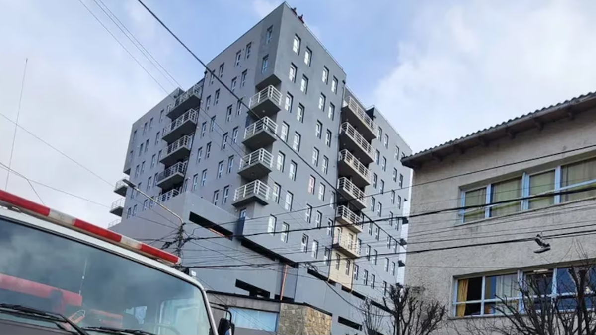 Un hombre perdió la vida luego de caer desde el sexto piso en Bariloche.