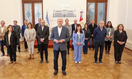 Omar Perotti grabó su mensaje acompañado por todo el gabinete. Omar Perotti grabó su mensaje acompañado por todo el gabinete.