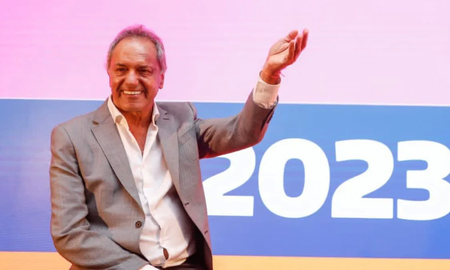 Scioli fue claro y reafirmó que no se baja ni aunque le exijan tener los dos brazos como condición. Scioli fue claro y reafirmó que no se baja ni aunque le exijan tener los dos brazos como condición.