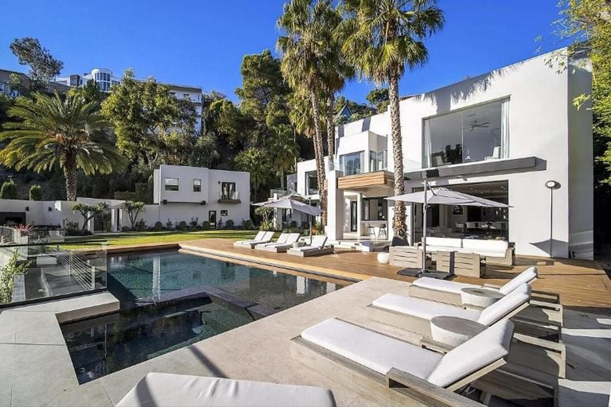 Bad Bunny compró una mansión en Hollywood Hills.